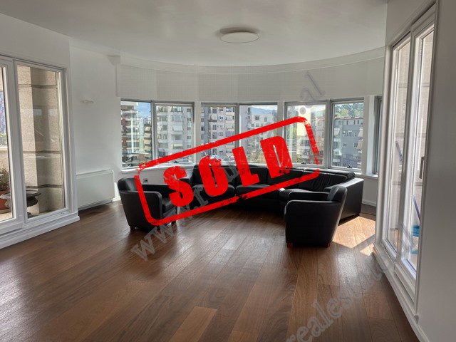 Apartament luksoz 3+1 per shitje prane Liqenit Artificial ne Tirane